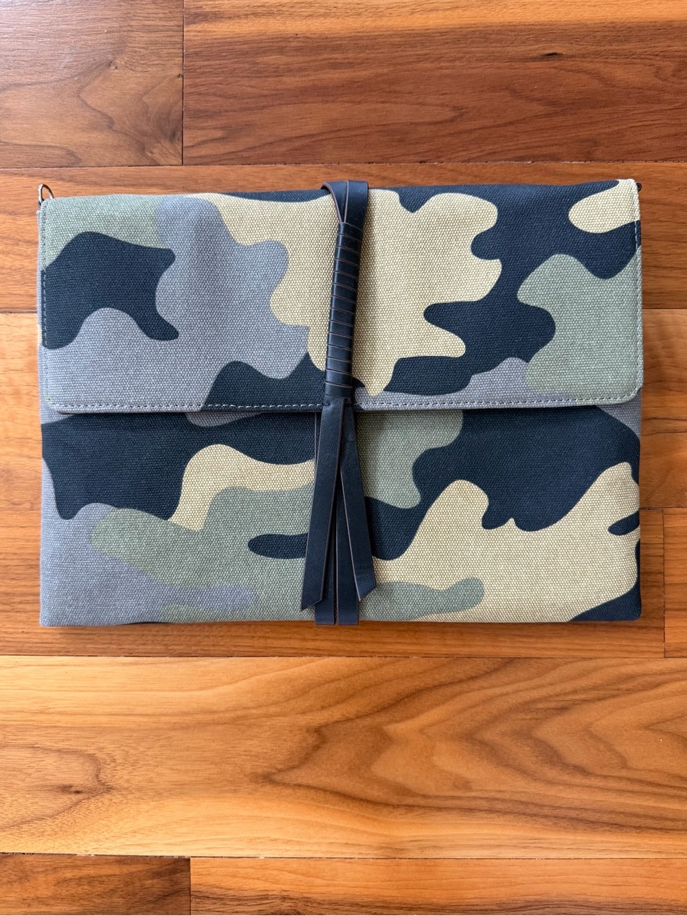 NWOT Stella & Dot Bellamy Camo Clutch Vegan Leather Wrap Tie Floral Interior